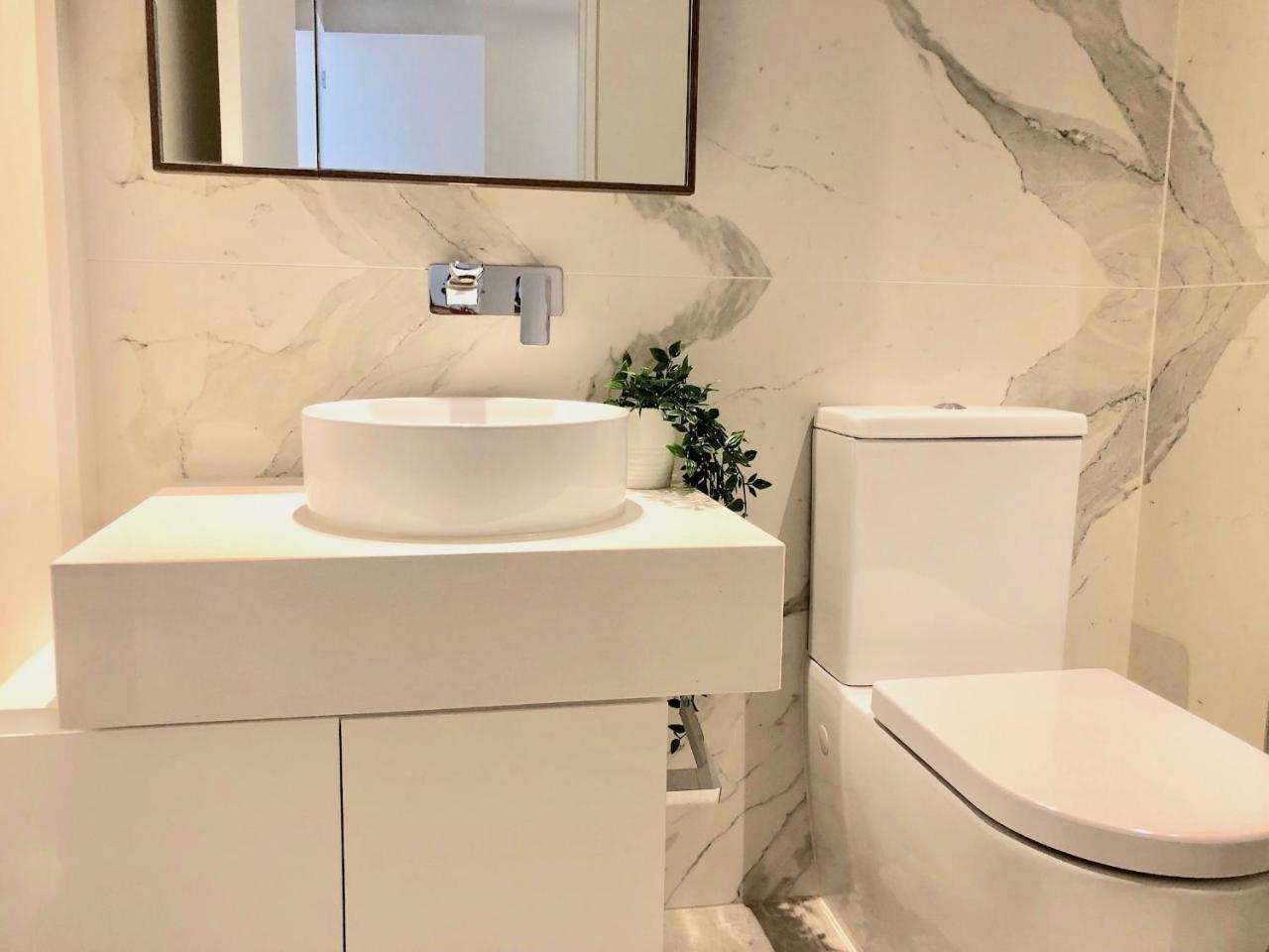Deluxe And Brand New Lakeside Apartment ملبورن المظهر الخارجي الصورة